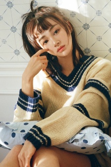 美女吃香蕉