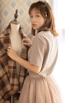 掀起礼服后摆挺入